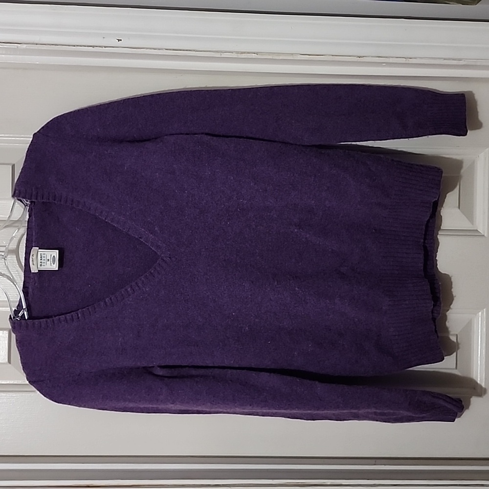 OLD NAVY BRAND - perfect fit- Purple Lambs' Wool V-Neck Sweater